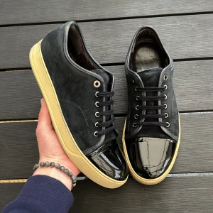 Lanvin - Säljer dessa sjuukt feta lanvins! Navy blå. Size uk9 vilket motsvarar 44. Skick 8,5/10. Bara att höra av sig vid frågor eller funderingar 😉