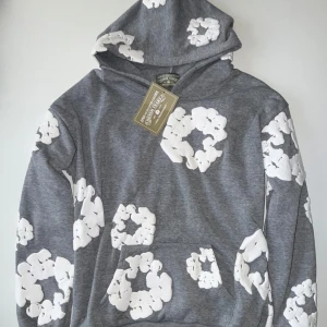 Denim Tears Grå Hoodie - Denim Tears Grå hoodie, har aldrig använts förut och är helt ny med prislapp kvar.