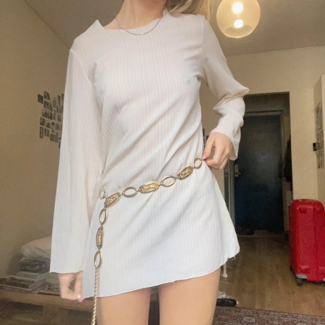 Vit ribbad klänning. Kedjan ingår inte