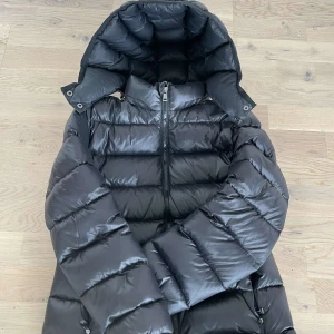 Ralph lauren jacka - Hej! Säljer denna snygga ralph lauren jacka i väldigt bra skick. Size är XS och den är självklart äkta. Köpt för 4500kr. Säljer billigt då de snart närmar sig varmare perioder. Perfekt till vår, höst och vinter. 