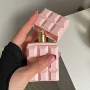 Sweet tooth by Sabrina carpenter - Säljer denna då jag är mer för starka dofter använt ett par gånger skulle nog säga de 26 ml kvar. En  parfym som funkar perfekt till vardagen. Doftar  ingefära kokos vanilj marshmello