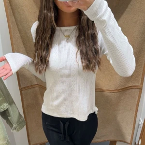 topp - vit topp i pointelle material! super skön och fin! helt ny, säljer då jag av misstag köpte fel storlek🥰 nypris 300