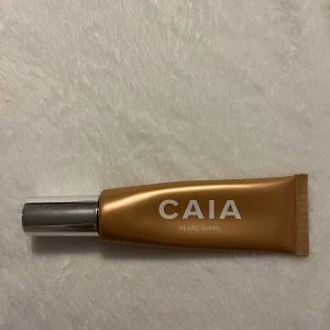 CAIA Pearl Swirl - Snygg highlighter från CAIA i en praktisk tub med skruvlock. Färgen är en skimrande pärlemor som ger en fin lyster till huden. Perfekt för att framhäva kindben och andra ansiktsdrag.