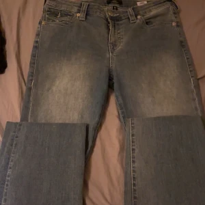 Blå jeans från True Religion - säljer dessa ljusblå true religion jeans, aldrig använt dem är för stora på mig och dem är bra i längden. Stolek W30. Pris kan diskuteras💕