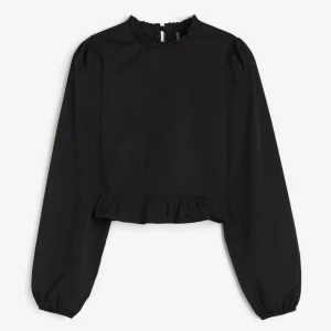 Svart blus med volangdetaljer - Snygg svart blus från hm, finns inte att köpa längre💓
