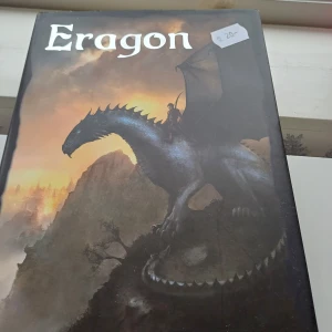 Eragon - Säljer boken 'Eragon', första delen i trilogin Arvtagaren. En episk fantasyberättelse om bondpojken Eragon och draken Saphira. Perfekt för fantasyälskare!