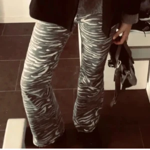 Zebra jeans - Jättefina zebra jeans från guess, köpte de här på plick och har aldrig använt dom💕 säljer då de ej används 😄