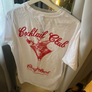 T-shirt med tryck - T-shirt med tryck på ryggen. Aldrig använd, lappen kvar. Storlek S. ❤️‍🔥🍸