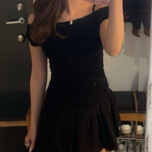 Svart offshoulder klänning - Snygg svart offshoulder klänning med smockad överdel. Skriv för frågor