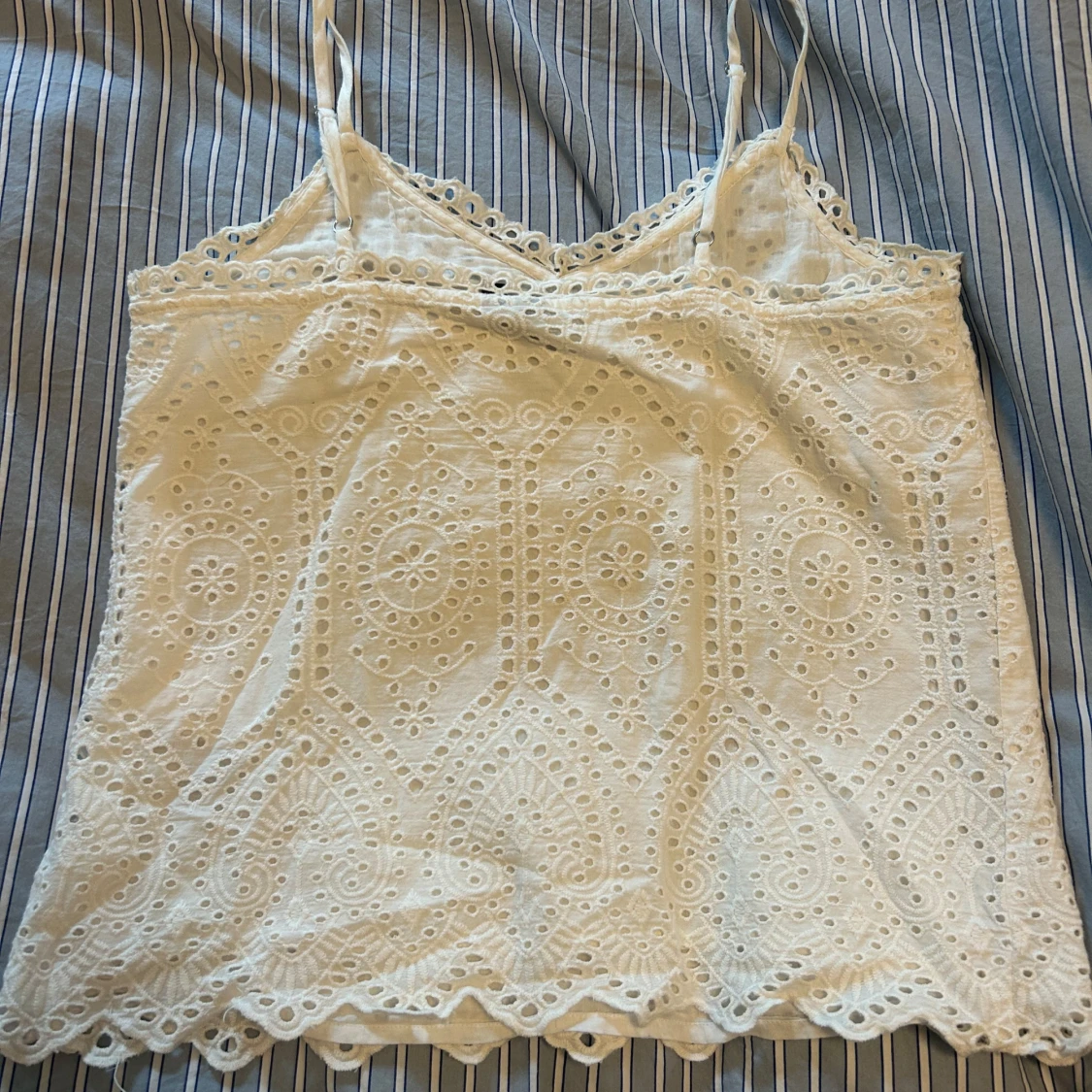 Vit spetslinne från Y.A.S - 1