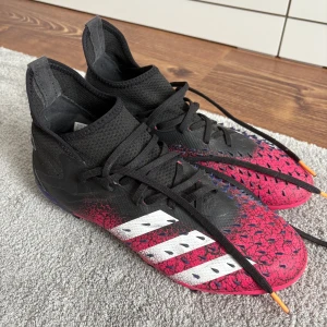 Adidas fotbollsskor - Väldigt fina addidas fotbolls skor, säljer då min bror slutade spela fotboll. De är använda ett fåtal gånger, så fint skick. Har gummi dobbar som syns på bilderna ☺️