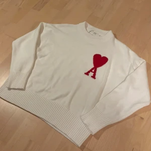 Ami paris tröja - Säljer denna snygga stickade tröja från Ami Paris. Tröjan är använd ett fåtal gånger. Storleken är M.. Priset går att diskutera ✅️