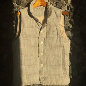 Beige quiltad väst från Stenströms  - Snygg beige quiltad väst från Stenströms med knappar framtill. Västen har en stilren design och är perfekt nu till våren/sommaren. Mycket fint skick! Sitter true to size🙌🏽 Nypris 3700