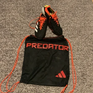 Adidas Predator fotbollsskor - Adidas predator Elite fg/ag i svart och orange! Har använt de i 2 månader men fortfarande i väldigt bra skick