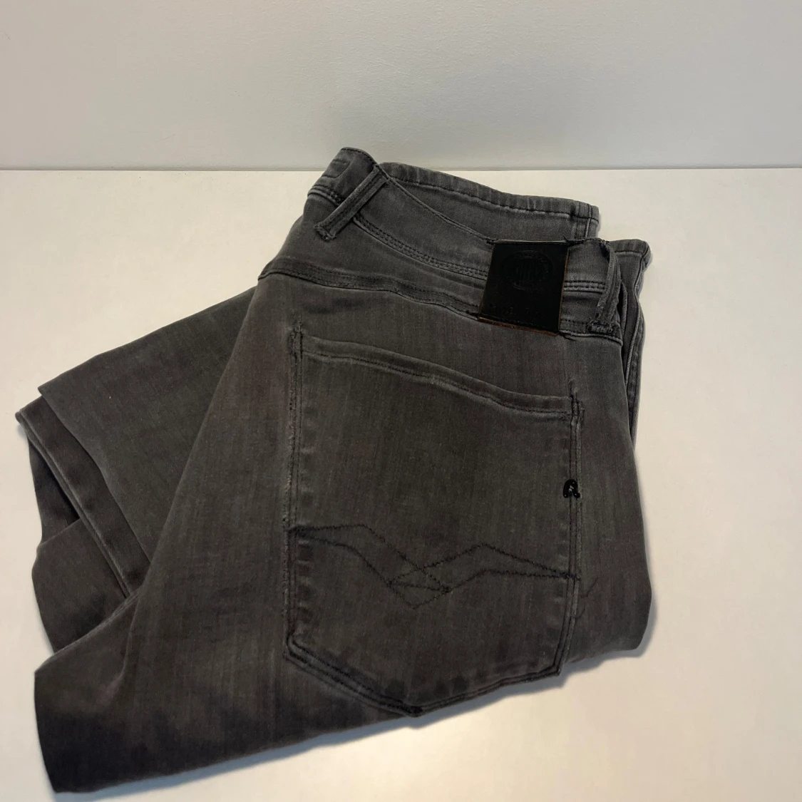 Gråa replay jeans anbass