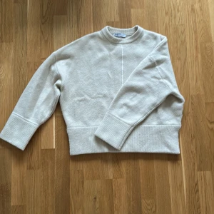 Slutsåld beige tröja från ZARA - Säljer denna slutsålda tröja frå ZARA. Den har varit använt en del gånger men är i jättebra skick. Köpt för 375kr.