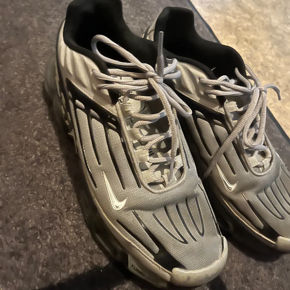 Säljer ett par Nike Air Max sneakers i grått med svarta detaljer. Skorna har en unik design med synlig Air Max-dämpning i sulan och snörning framtill. Perfekta för en sportig look. 45 men passar mer storlek 44.. Kengät.