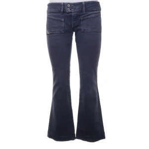 Diesel - Säljer dessa sååååå fina diesel jeans. De har länge varit favorit jeansen. Snygga mörkblå bootcut jeans med låg midja och dubbla knappar. Säljer för att de tyvär inte kommer till användning längre 💗💗