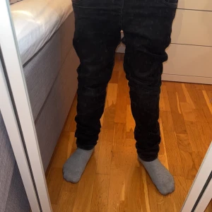 Svarta jeansbyxor - Snygga svarta jeansbyxor med en tight passform. De har en klassisk design och kan användas för en massa tillfällen som t.ex. fester eller vardaglig användning. 