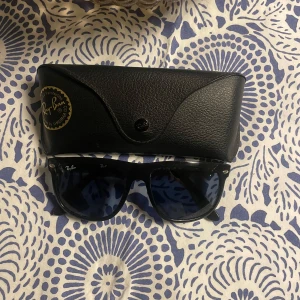 Ray-Ban Boyfriend - Snygga svarta solglasögon från Ray-Ban med ett blått glas, modell Boyfriend. Dom är i ett mycket bra skick och endast använda ett fåtal gånger. Fodral och näsduk nedkommer.