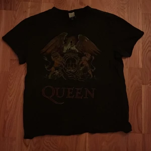 Queen t shirt - Queen tröja från amplified, köpt second hand, 100% cotton