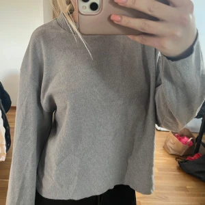Grå stickad tröja - Jättefin tröja som inte längre kommer till användning 