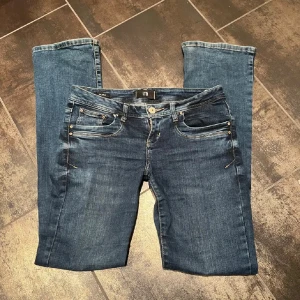 LTB jeans valerie  - Snygga mörkblå jeans ifrån LTB i modellen valerie. Låg midja och bootcut-stil. Byxorna har klassisk femficksdesign och stängs med dragkedja och knapp. 1a bilden är samma byxor men i ett annat ljus🫶🏼storlek w28. kom privat för frågor