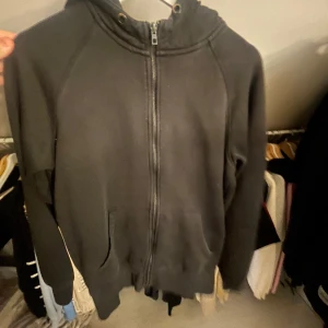 Svart huvtröja med dragkedja - Svårt hoodie 