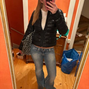 Svart dunjacka från Yes!Miss - Snygg svart dunjacka från Yes!Miss med quiltad design och dragkedja framtill. Jackan har långa ärmar och praktiska fickor. Perfekt för kyligare dagar. Köpt på vestaire collection, jag ser inga defekter så den är i mycket bra skick! Pris kan diskuteras💕