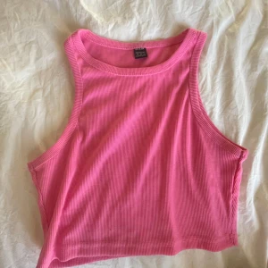 Rosa ribbad linne från Shein - Säljer en söt rosa ribbad linne från Shein. 