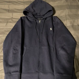 Ralph Lauren zip hoodie - Säljes då jag ej använder, nyskick. Köptes på Zalando för 2200kr