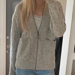 Stickad zip - Säljer denna i mohair blandning❤️
