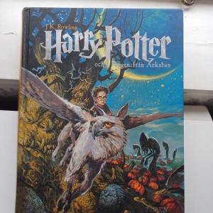 Harry Potter och fången från Azkaban - Säljer boken 'Harry Potter och fången från Azkaban' av J.K. Rowling. Denna bok är en del av den populära Harry Potter-serien och följer Harrys tredje år på Hogwarts. Perfekt för fantasyälskare och samlare!