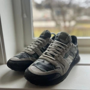 Valentino Rockrunner  - Snygga Valentino Rockrunner sneakers med ett coolt camouflagemönster i grått och svart. Skorna är i mycket bra skick, skriv om ni undrar något