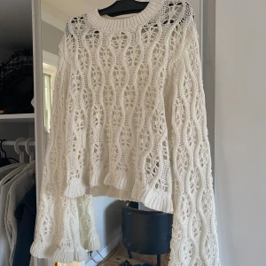 Vit stickad tröja från Divided - Säljer en vit stickad tröja från Divided med ett vackert hålmönster. Tröjan har långa ärmar och en croppad passform som ger en trendig look. Perfekt för lager-på-lager-stil eller som statement-plagg💕 Den är i mycket fint skick och säljer pågrund av att den inte kommer till användning då den inte är min stil längre 