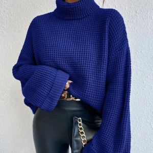 Stickad tröja - Säljer en snygg mörkblå stickad polotröja. Använt ett par gånger