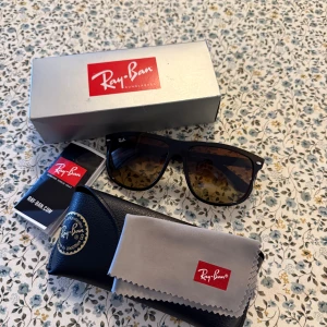  Ray-Ban boyfriend solglasögon  - Helt nya Ray-Ban solglasögon, modell RB 4147. De har en klassisk svart båge med mörka linser. Perfekta för en stilren look. Levereras med originalfodral och putsduk. Endast använda en gång