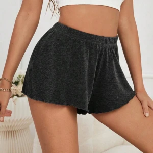 shorts i mörkgrå och ljusgrå - Säljer två par mysiga shorts i mörkgrå och ljusgrå färg. De har en loose passform med elastisk midja för extra komfort. Knappt använda