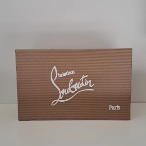 Louboutin box - Hej! Säljer denna box till skor för christian louboutin Skor! OBS: ENDAST BOX MEDFÖLJER! Om ni har ett par utan box höjer denna värdet! Äkta✅️ hör av er!👌🏽