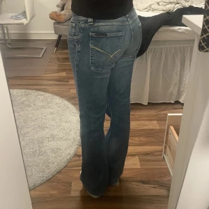 Low rise jeans  - Köptes här på Plick men var för stora där av är bilderna från förra ägaren. Skriv ifall ni vill ha bilder eller några mått