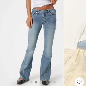 Jeans - Säljer dessa jätte snygga lågmidjade True Religon jeans i storlek 25❣️nypris 1299kr, pris kan diskuteras, skriv för frågor eller fler bilder❣️