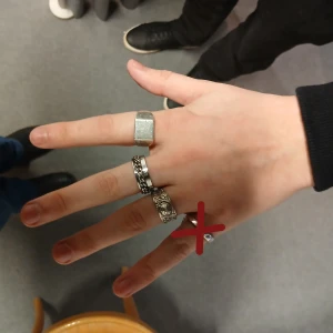 Snygga ringar i olika stilar - Säljer alla ringar som ett set. Om du inte vill köpa alla för 400 skriv till mig vilka du inte vill ha så ordnar vi det och fixar ett nytt pris. Ringen på pekfingret i första bilden och ringen i den andra har några defekter men alla andra är i bra skick