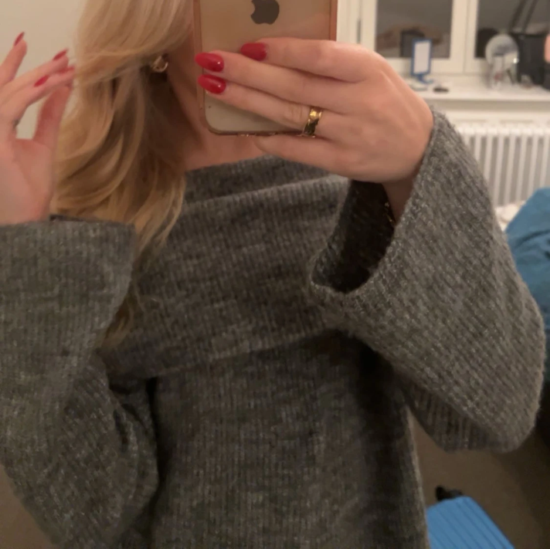 Grå stickad offshoulder tröja