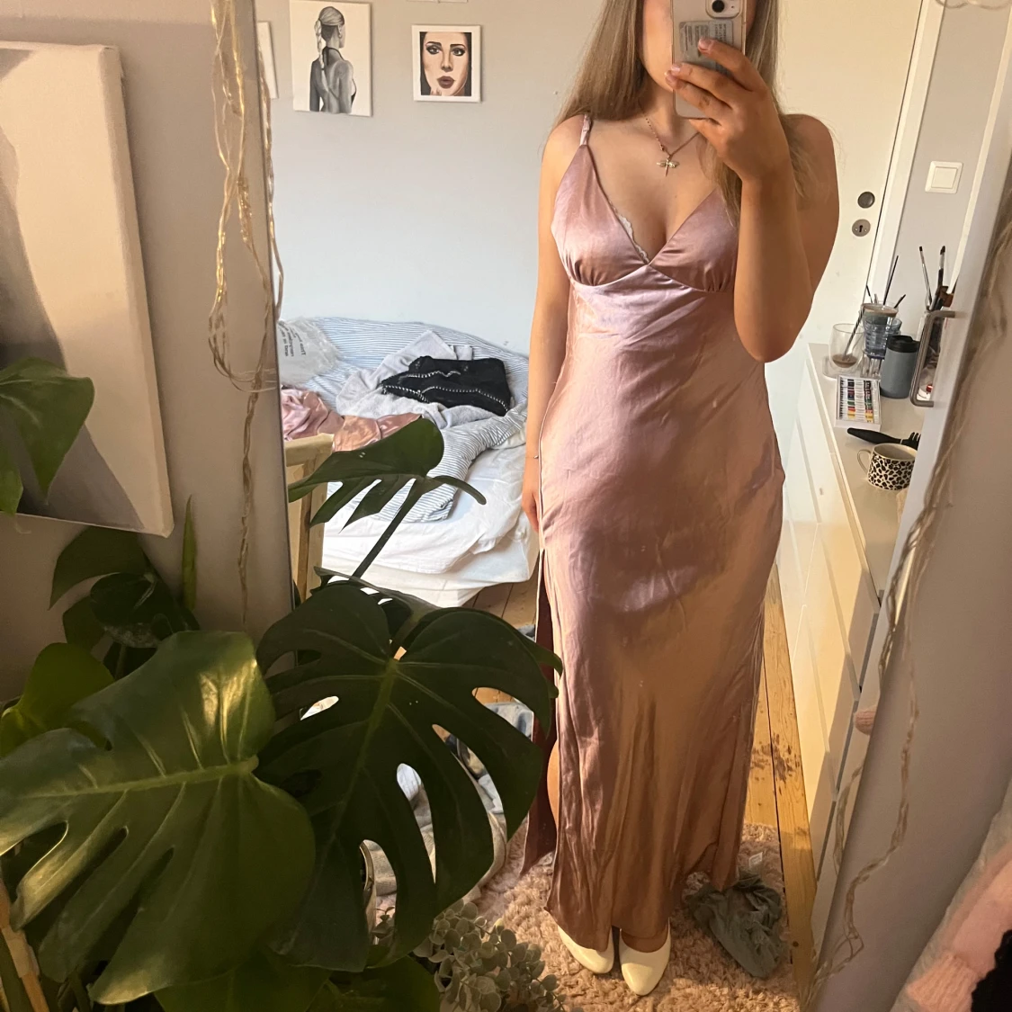 Ljusrosa satin balklänning med slits - 4