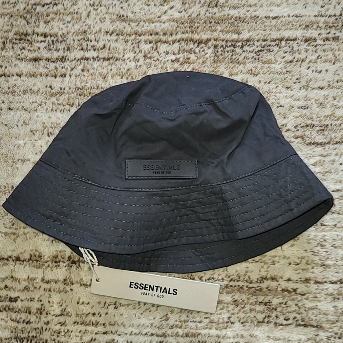 Svart bucket hat från Essentials