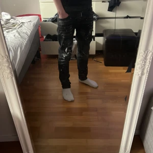  Dsquared2 jeans - Tjena! Säljer dessa as feta dsquared2 jeans för endast 1199!🚀 Skick 9/10 är precis som nya! Hör av er om ni har några funderingar😄