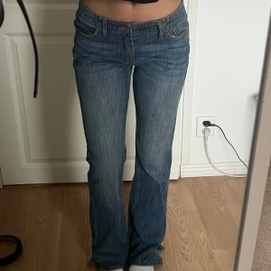 Blå jeans  J.galt Jeans från Brandy Melville - Snygga blå jeans från köpta på brandy Melville, J. Galt. De har en låg midja och bootcut-stil som ger en retro känsla. Tillverkade av 99% bomull och 1% elastan för en bekväm passform. Perfekta för en avslappnad look.