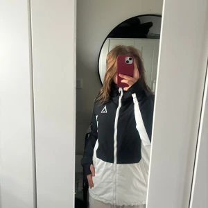 Svart och vit jacka från WearColour - Snygg svart och vit jacka från WearColour med dragkedja framtill. Perfekt för kyligare dagar med sin stilrena design och praktiska funktioner.