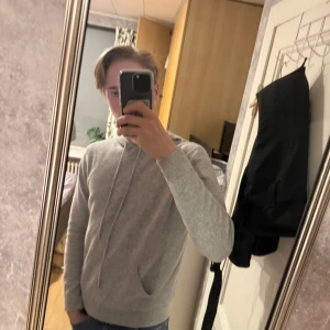 Cashmere hoodie🤩 - Snygg cashmere hoodie i grå färg. Det står large men den passar S, säljer den tyvärr för att den är lite kort men det är svin bra skick.    skriv om funderingar. Finns 4 små gräsfläckar på den 