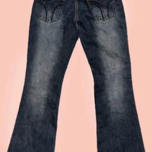 Blå jeans från Diesel - Säljer dessa super snygga lågmidjade diesel jeans💕köpt för 1200kr nya men endast använda 2 gånger har redan dock lite skador som knappt syns vid foten som man ser i bilden💞